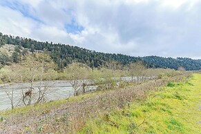 Cozy Norcal Cottage: 2 Mi to Redwoods & Beaches!