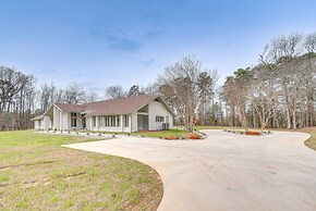 Peaceful Longview Home w/ Pond, 6 Mi to Downtown!