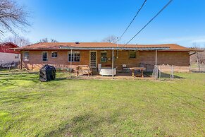 4 Mi to Magnolia Market: Family-friendly Waco Home