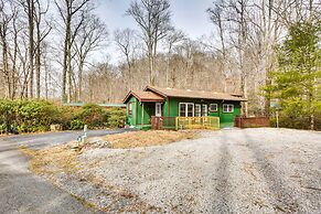 Dog-friendly Newland Cabin w/ Deck + Lake Access!