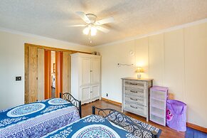 Dog-friendly Newland Cabin w/ Deck + Lake Access!