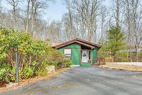 Dog-friendly Newland Cabin w/ Deck + Lake Access!