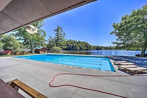 Dog-friendly Newland Cabin w/ Deck + Lake Access!