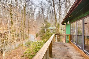 Dog-friendly Newland Cabin w/ Deck + Lake Access!
