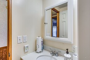 Georgetown Home w/ Deck ~ 13 Mi to Black River!