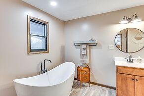 'the Duck Farm' Sugar Tree Hideaway w/ Yard!