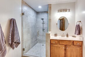 'the Duck Farm' Sugar Tree Hideaway w/ Yard!