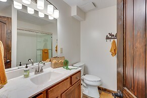 'the Duck Farm' Sugar Tree Hideaway w/ Yard!