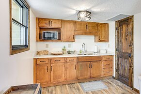 'the Duck Farm' Sugar Tree Hideaway w/ Yard!