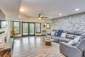 'the Duck Farm' Sugar Tree Hideaway w/ Yard!