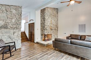 'the Duck Farm' Sugar Tree Hideaway w/ Yard!