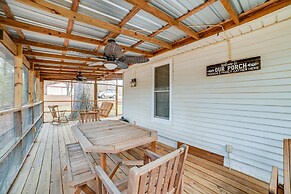 Peaceful Cottage w/ Yard: 2 Mi to Kentucky Lake!