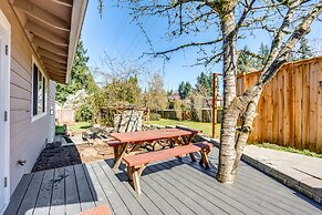 Modern Kirkland Home w/ Sauna & Outdoor Fireplace