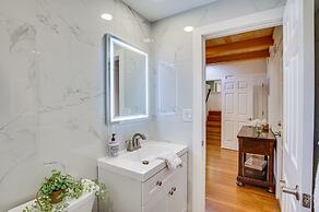 Modern Kirkland Home w/ Sauna & Outdoor Fireplace