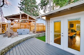 Modern Kirkland Home w/ Sauna & Outdoor Fireplace
