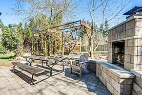 Modern Kirkland Home w/ Sauna & Outdoor Fireplace