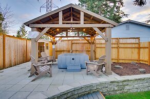 Modern Kirkland Home w/ Sauna & Outdoor Fireplace