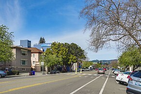 Pet-friendly Apartment: 1 Mi to Lake Merritt!