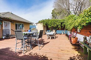 Pet-friendly Apartment: 1 Mi to Lake Merritt!