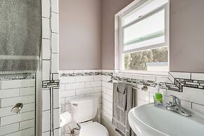 Pet-friendly Apartment: 1 Mi to Lake Merritt!