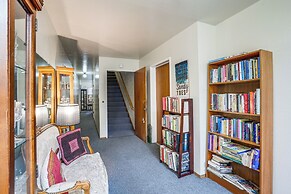 Pet-friendly Apartment: 1 Mi to Lake Merritt!