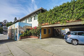 Pet-friendly Apartment: 1 Mi to Lake Merritt!