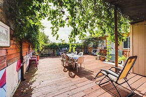 Pet-friendly Apartment: 1 Mi to Lake Merritt!