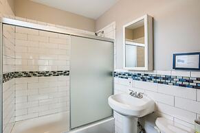 Pet-friendly Apartment: 1 Mi to Lake Merritt!