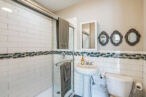 Pet-friendly Apartment: 1 Mi to Lake Merritt!