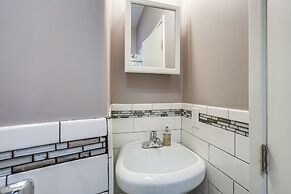 Pet-friendly Apartment: 1 Mi to Lake Merritt!