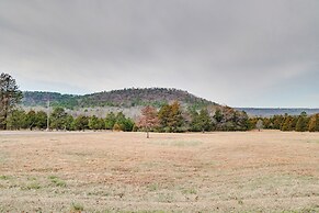 Pet-friendly Dover Cottage w/ Deck + Mtn Views!