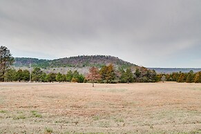 Pet-friendly Dover Cottage w/ Deck + Mtn Views!