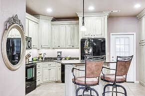 Pet-friendly Dover Cottage w/ Deck + Mtn Views!