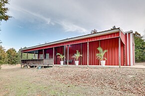 Pet-friendly Dover Cottage w/ Deck + Mtn Views!