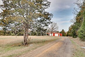 Pet-friendly Dover Cottage w/ Deck + Mtn Views!