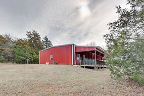 Pet-friendly Dover Cottage w/ Deck + Mtn Views!