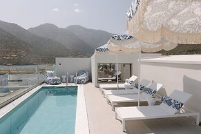 Golden Luxury Suites