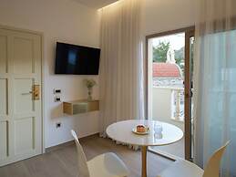 Golden Luxury Suites