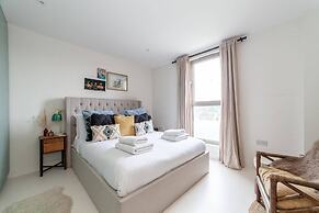 Beautiful Modern Apartment Centrally Located