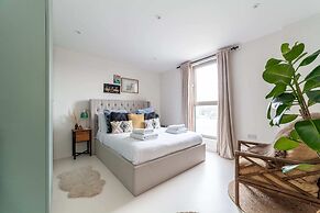 Beautiful Modern Apartment Centrally Located