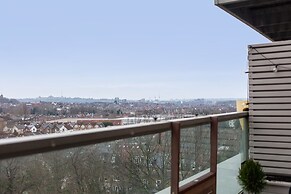 Beautiful Modern Apartment Centrally Located