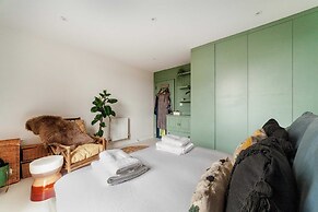 Beautiful Modern Apartment Centrally Located
