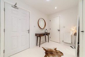 Beautiful Modern Apartment Centrally Located