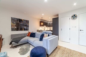 Beautiful Modern Apartment Centrally Located