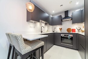 Beautiful Modern Apartment Centrally Located