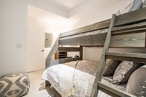 Luxury 4BR Townhouse in Downtown Toronto