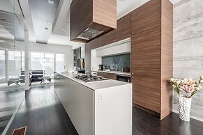 Luxury 4BR Townhouse in Downtown Toronto