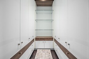 Luxury 4BR Townhouse in Downtown Toronto