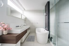 Luxury 4BR Townhouse in Downtown Toronto
