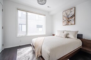Luxury 4BR Townhouse in Downtown Toronto